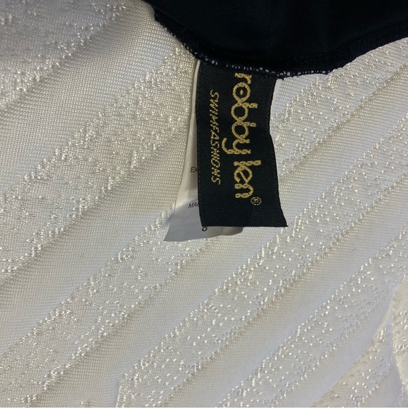 One piece Swimsuit - Picture 4 of 4